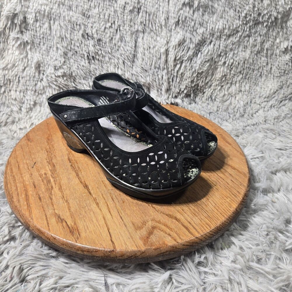 J-41 Adventure On Womens Ivory Strappy Sandal Flat Slip On Size 7.5 Outdoor Heel